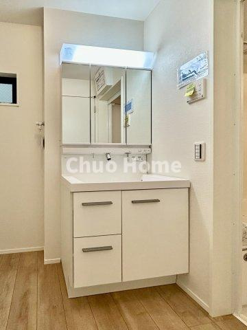 足立区中川5丁目新築分譲住宅の独立洗面台|【洗面化粧台】洗面化粧台には三面鏡を採用。身だしなみを整えやすい事はもちろんですが、鏡の後ろに収納スペースを設ける事により、散らかりやすい洗面スペースをすっきりさせる事が出来るのも嬉しいですね