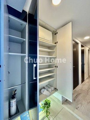 【玄関】 | リリーベル墨田リバーコースト | 【玄関】玄関には大型のシューズクローゼットを設置しておりますのでいつでもスッキリりとした空間を保てます。玄関周りを清潔に使うのはとても大事なことですよね。