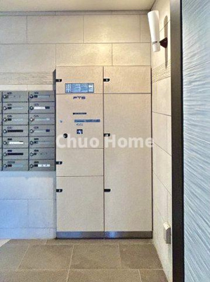 【設備】 | リリーベル墨田リバーコースト | 【宅配ボックス】在宅時・不在時に関わらず、居住者の代わりに非対面で宅配物を受け取ってくれる便利な設備です。わかりやすくご説明致しますので見学時にはお部屋だけではなく共用部分もぜひチェックしてください。