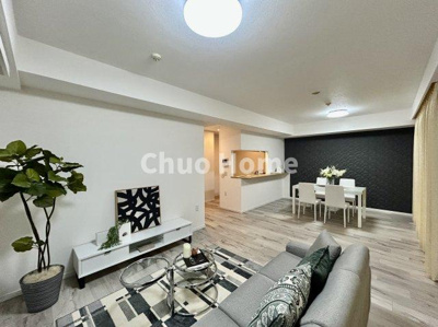 【ダイニング】 | リリーベル墨田リバーコースト | 【ダイニング】忙しい朝でも、しっかり家族が揃って食事をして頂けるゆとりある大きさのダイニングスペース。奥様が作る手料理をカウンター越しに受けとって頂き、テーブルで囲む素敵な時間を存分に愉しんで下さい。