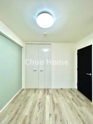 【寝室】 | リリーベル墨田リバーコースト | 【寝室】心と体をゆったりと安らげる主寝室。寝室のゆとりが大きい分だけ、暮らしの安らぎは深まります。一日の疲れを癒すだけでなく、ご夫婦の親密な語らいを紡ぎ出します