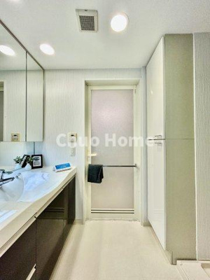 【脱衣所】 | リリーベル墨田リバーコースト | 【洗面所】明るい洗面所は朝をすっきりさせてくれる空間です。バタバタしている忙しい朝でも収納が多い洗面台では短い時間で効率良く支度ができます。