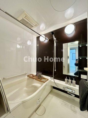 【浴室】 | リリーベル墨田リバーコースト | 【バスルーム】暖房換気乾燥機付きシステムバスルーム。暖房・冷風・換気・乾燥など、毎日を快適に過ごせるうれしい機能が揃っています。雨の日の洗濯物も安心です。