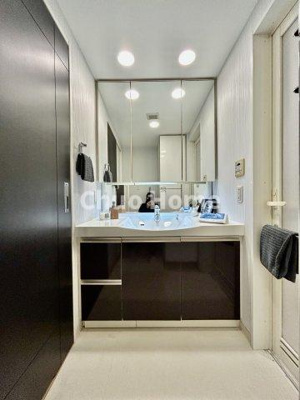 【独立洗面台】 | リリーベル墨田リバーコースト | 【洗面化粧台】洗面化粧台には三面鏡を採用。身だしなみを整えやすい事はもちろんですが、鏡の後ろに収納スペースを設ける事により、散らかりやすい洗面スペースをすっきりさせる事が出来るのも嬉しいですね