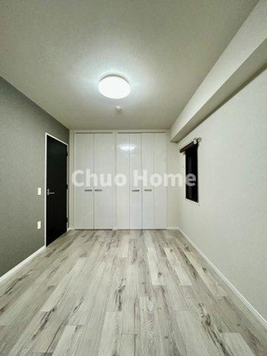 【洋室】 | リリーベル墨田リバーコースト | 【洋室】快適に過ごす条件は、一人ひとり違います。だからこそ飾り過ぎないシンプルな内装と偏り過ぎないデザインで統一しております。居住していく中でオーナー様だけの【マイホーム】に創り上げて下さい