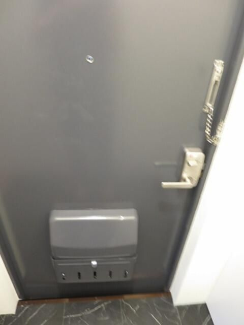 よつわビルの玄関