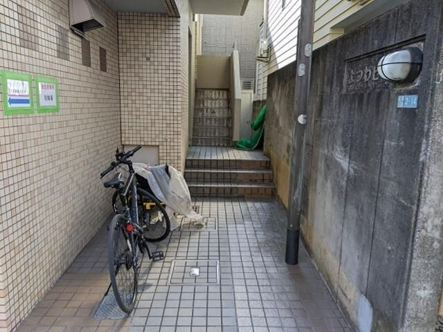 よつわビルのエントランス