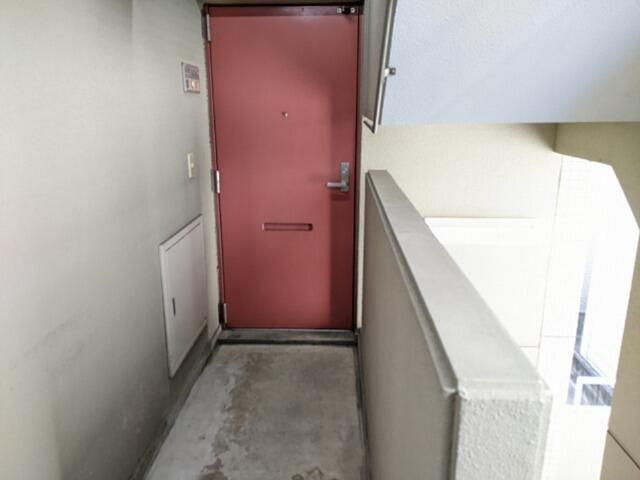 よつわビルの玄関