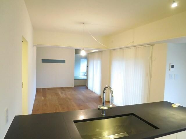 よつわビルの居間・リビング