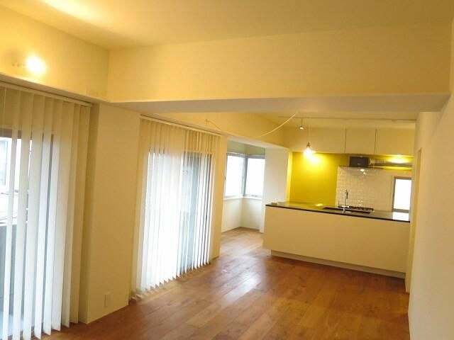 よつわビルの居間・リビング