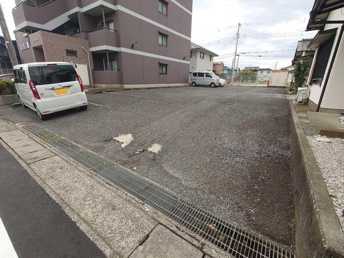 クレスト西添の駐車場