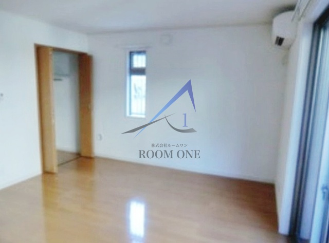 パーシモン　ガーデン　サエキの居間・リビング|洋室のお部屋です。