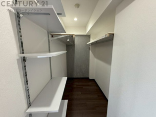 ウォークインクローゼットは、歩いて入れるタイプの収納スペースで、衣類や小物を整理しやすいのが特徴です。一般的なクローゼットよりも広く、収納力が高いため、家の中をすっきり保つのに役立ちます。