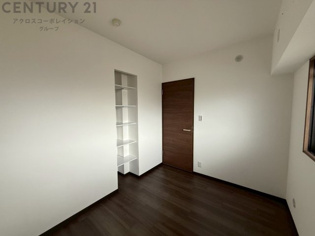 寝室…リラックスできるプライベート空間で、快適な睡眠をサポート。個人の好みに合わせたインテリアや寝具で心地良さを追求。プライベートな時間を過ごし、リフレッシュする場所におすすめです。