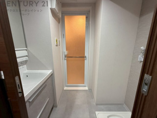 衣服の収納や脱ぎ着や整理整頓がしやすく、湿った衣類を乾燥させるスペースがありカビや臭いの発生を防ぎます。床の汚れを他の部屋に持ち込まず清潔を保つことができます。また快適な入浴環境の整備にも役立ちます。