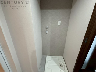 洗濯物の仕分け作業がしやすく、整理整頓が容易になります。洗濯音や湿気を他の部屋に持ち込まず、生活環境を快適に保ちます。上部を活用すれば収納スペースを確保でき洗剤や洗濯用品の整理もしやすくなります。