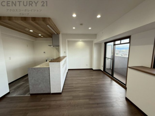 リビングダイニングは家族や友人とのコミュニケーションを楽しむ場所でくつろぎながら食事や会話を楽しめ、多目的に利用できリラックスできる空間です。家庭内の中心として機能し、快適な生活をサポートします。