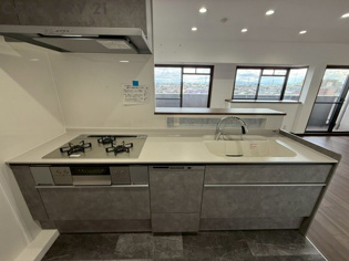 シンプルなデザインと使いやすさを兼ね備えた対面式システムキッチンは、効率的な作業スペースを提供し、家族やゲストとのコミュニケーションを促進します。