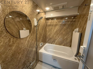 気密性と断熱性に優れ、外気の影響を受けにくく、浴室内の温度を一定に保ちやすいです。特に冬場は、暖房効率が高まり、快適なバスタイムを過ごせます。