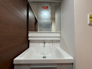 化粧品や洗顔料、歯ブラシなどの必需品をまとめて置ける収納スペースがあり、使用するたびに取り出す手間が省けます。また、水回りのため、濡れても大丈夫な素材が使用されており、お手入れが簡単です。