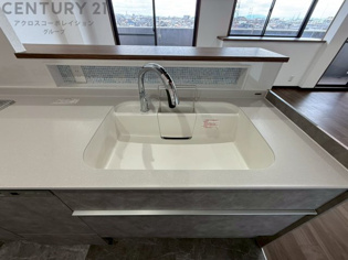 大きなシンクでお鍋などの大きな調理器具を洗う際にも便利です。