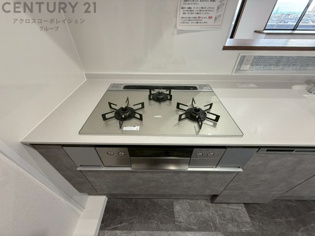 多数の調理器具を同時に使用でき、料理の効率化が可能。省エネで節約になり、様々な料理スタイルに適応できます。また、火力調整が独立しており、手入れや掃除もしやすく、今よりもっとお料理が楽しくなるかも。