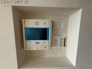 訪問者が来たときにテレビ画面で確認できるため、安心してドアを開けられます。録画機能があるものもあり、留守中に来訪者を記録しておくことができます。利便性が高く、セキュリティ面でも安心です。