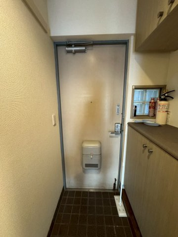 ツインタワー住利毛利館の玄関