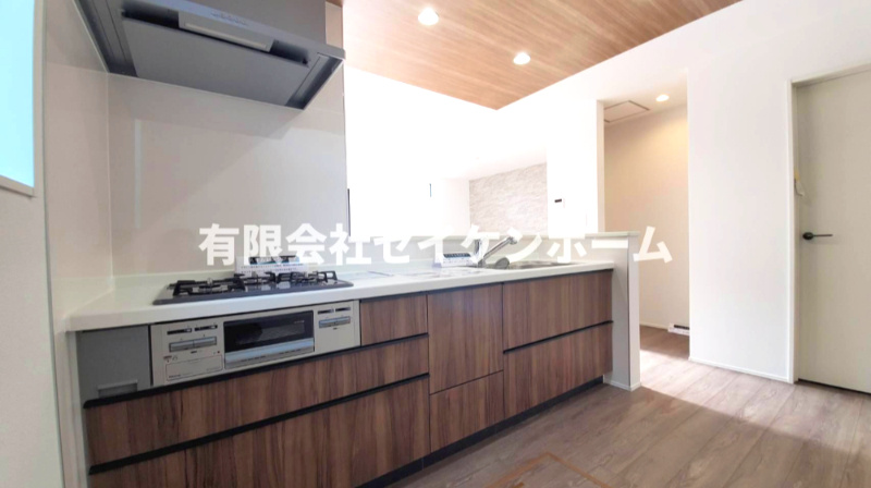 羽生市加羽ケ崎　新築住宅（平屋建て）太陽光パネル搭載のキッチン