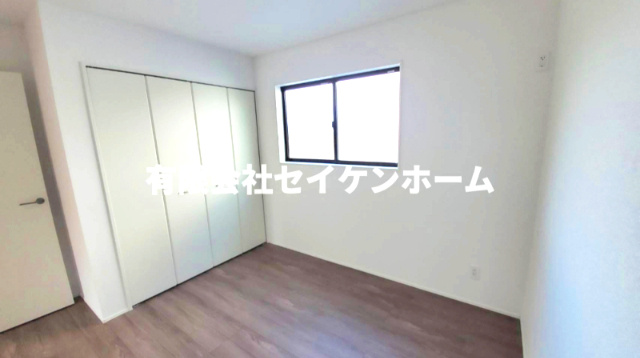 羽生市加羽ケ崎　新築住宅（平屋建て）太陽光パネル搭載の洋室