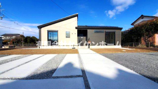 羽生市加羽ケ崎　新築住宅（平屋建て）太陽光パネル搭載の前面道路含む現地写真