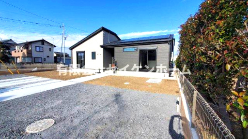 羽生市加羽ケ崎　新築住宅（平屋建て）太陽光パネル搭載の前面道路含む現地写真