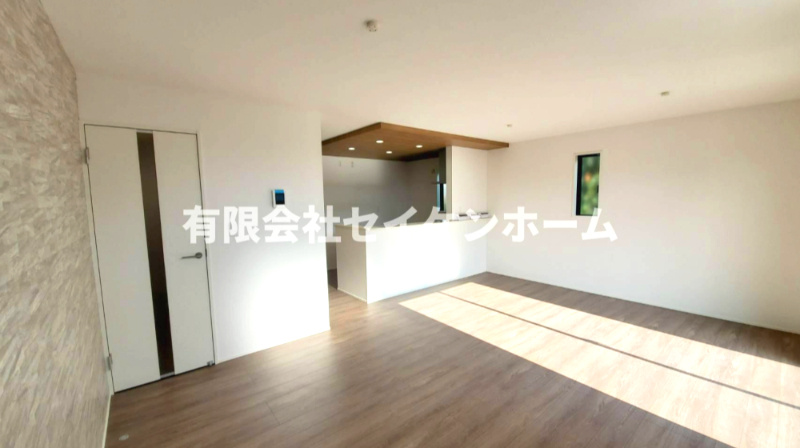 羽生市加羽ケ崎　新築住宅（平屋建て）太陽光パネル搭載の居間・リビング
