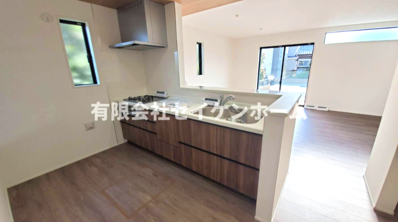 羽生市加羽ケ崎　新築住宅（平屋建て）太陽光パネル搭載のキッチン