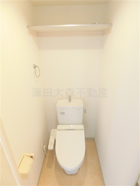 ブロッサムテラス下丸子のトイレ|棚と温水洗浄便座付きのトイレ　