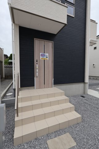 《仲介手数料無料》久喜市久喜東４丁目22-29新築一戸建てグラファーレの玄関