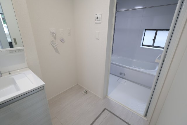 《仲介手数料無料》久喜市久喜東４丁目22-29新築一戸建てグラファーレのランドリースペース