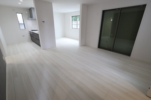 《仲介手数料無料》久喜市久喜東４丁目22-29新築一戸建てグラファーレの居間・リビング