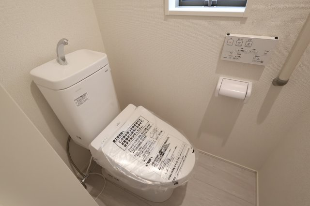 《仲介手数料無料》久喜市久喜東４丁目22-29新築一戸建てグラファーレのトイレ|1階