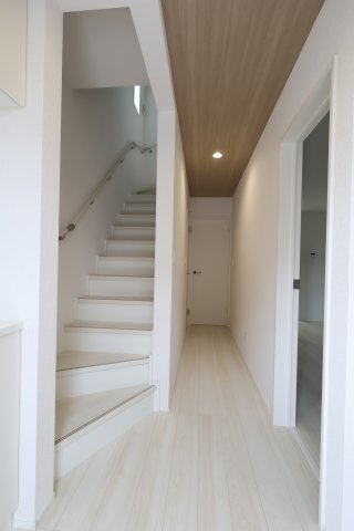 《仲介手数料無料》久喜市久喜東４丁目22-29新築一戸建てグラファーレの玄関