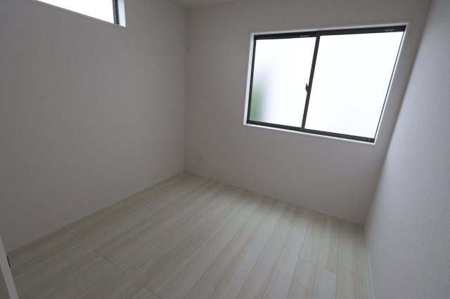《仲介手数料無料》久喜市久喜東４丁目22-29新築一戸建てグラファーレの洋室|5.25帖