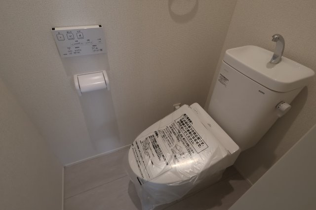 《仲介手数料無料》久喜市久喜東４丁目22-29新築一戸建てグラファーレのトイレ