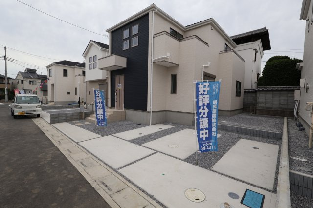 《仲介手数料無料》久喜市久喜東４丁目22-29新築一戸建てグラファーレの外観|並列で車を2台駐車できます。