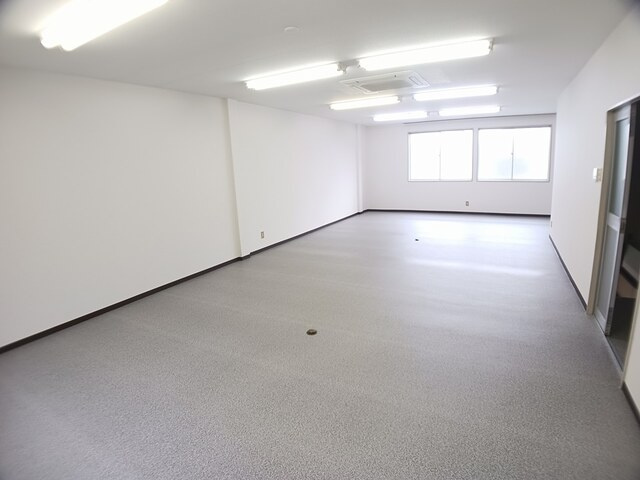 中島河原田町倉庫付事務所の内装