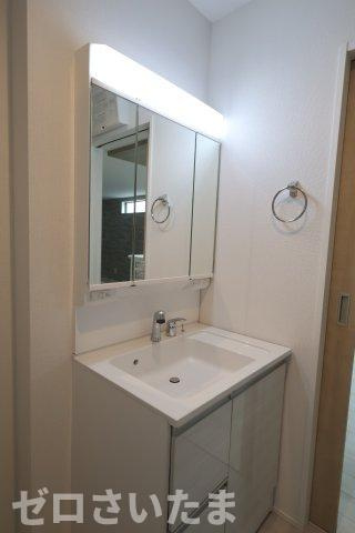 《仲介手数料無料》久喜市久喜東４丁目22-29新築一戸建てグラファーレの独立洗面台