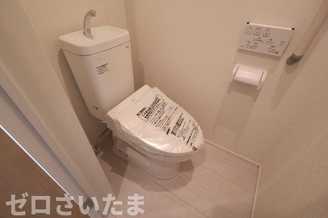 《仲介手数料無料》久喜市久喜東４丁目22-29新築一戸建てグラファーレのトイレ|1階