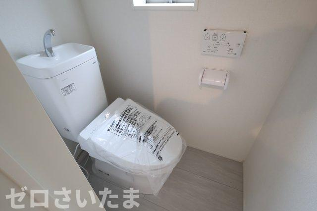《仲介手数料無料》久喜市久喜東４丁目22-29新築一戸建てグラファーレのトイレ