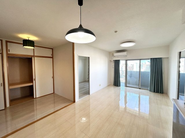 プレサンスロジェ国際通りレーヴタワーの居間・リビング|那覇市売マンション｜プレサンスロジェ国際通りレーヴタワー｜アイランドリゾート沖縄