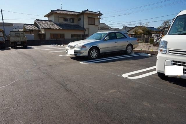 平松ハイツ　弐番館の駐車場