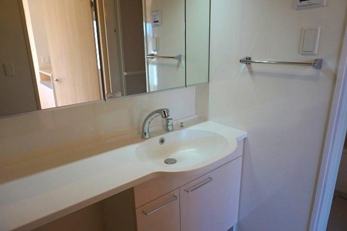 平松ハイツ　弐番館の独立洗面台